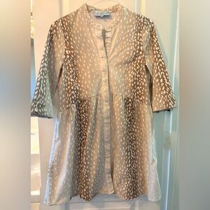 Tuckernuck Beige and White Button-Up Blouse, Medium